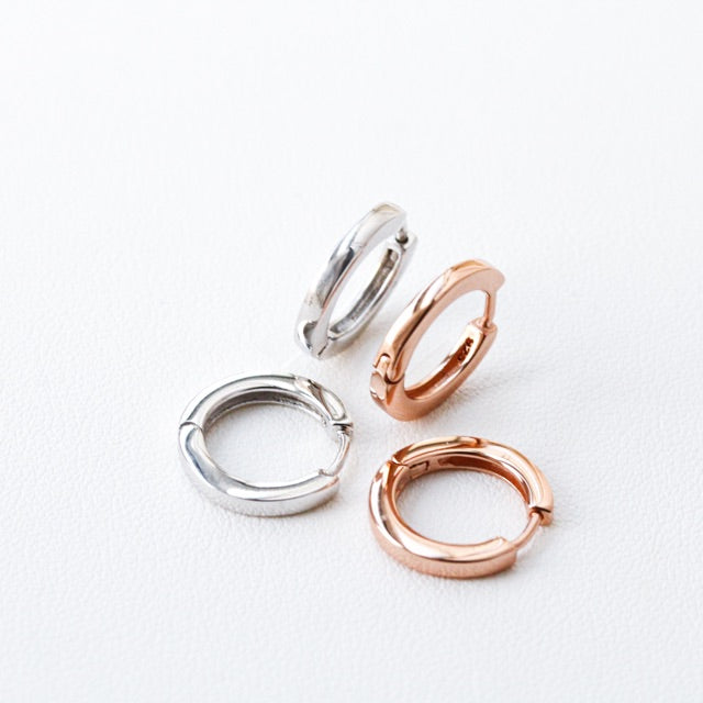 LUCY SUMMER Huggie Hoop Earrings (Silver 925) เงินแท้ งานของแบรนด์ Lucy Summer