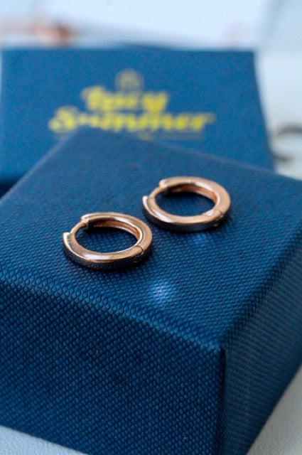 LUCY SUMMER Huggie Hoop Earrings (Silver 925) เงินแท้ งานของแบรนด์ Lucy Summer