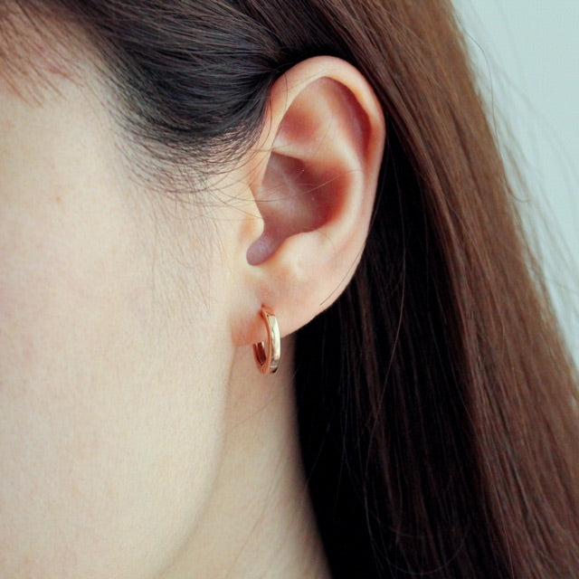 LUCY SUMMER Huggie Hoop Earrings (Silver 925) เงินแท้ งานของแบรนด์ Lucy Summer