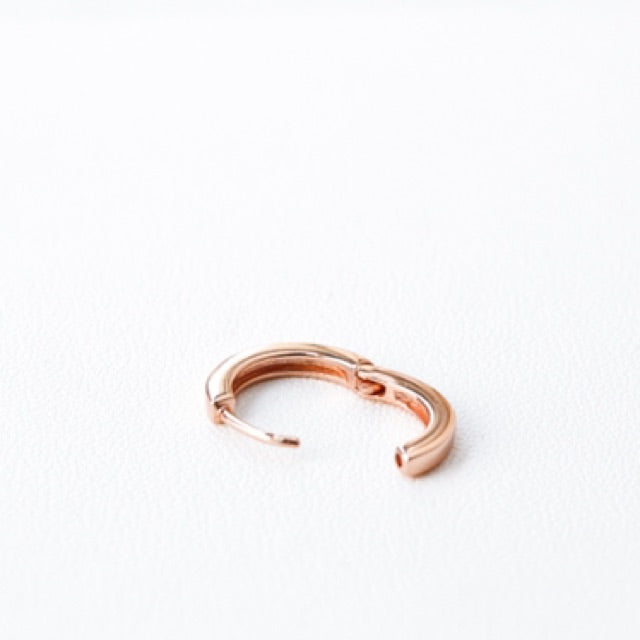LUCY SUMMER Huggie Hoop Earrings (Silver 925) เงินแท้ งานของแบรนด์ Lucy Summer