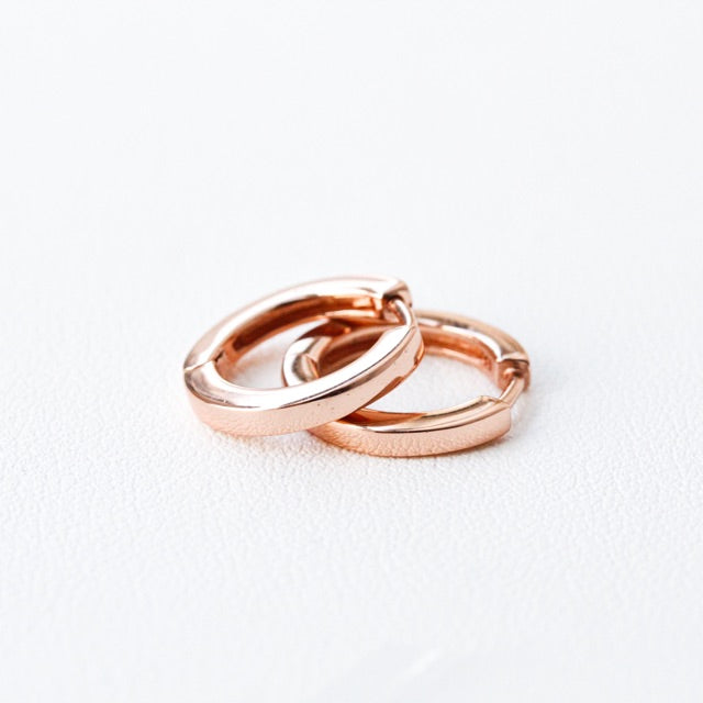 LUCY SUMMER Huggie Hoop Earrings (Silver 925) เงินแท้ งานของแบรนด์ Lucy Summer