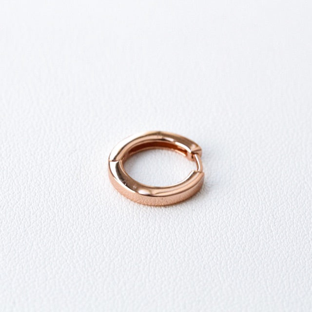 LUCY SUMMER Huggie Hoop Earrings (Silver 925) เงินแท้ งานของแบรนด์ Lucy Summer