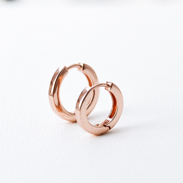 LUCY SUMMER Huggie Hoop Earrings (Silver 925) เงินแท้ งานของแบรนด์ Lucy Summer
