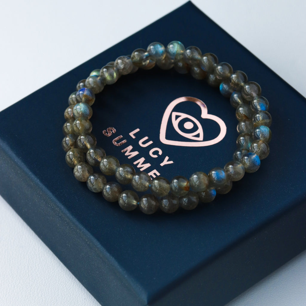 LUCY SUMMER กำไลข้อมือหิน Labradolite ขนาด 6 mm สีเทาควัญบุหรี่เหลือบแสงสีฟ้าเขียวน้ำเงิน
