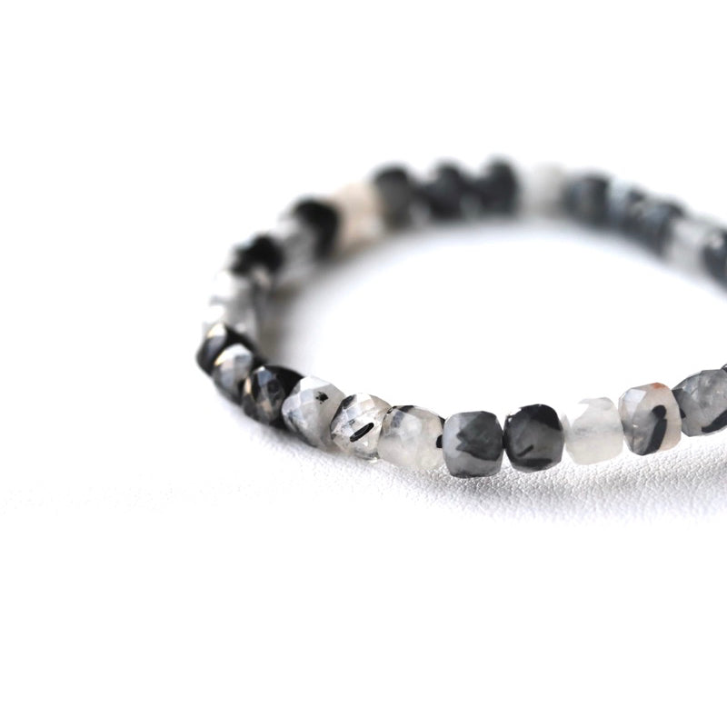 LUCY SUMMER กำไลข้อมือหินแท้ ไหมดำ/แก้วขนเหล็ก (Black Rutilliated Quartz) เจียรสี่เหลี่ยมขนาด 5 มม