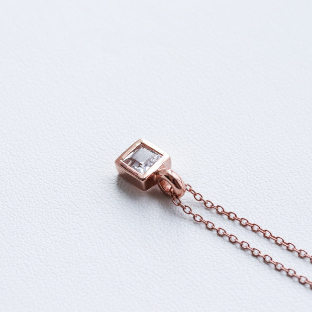 LUCY SUMMER Tiny Square Necklace สร้อยคอพร้อมจี้พลอยแท้ เจียรทรงสี่เหลี่ยม Silver 925