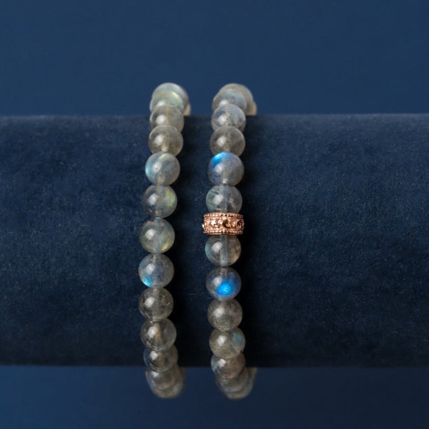 LUCY SUMMER กำไลข้อมือหิน Labradolite ขนาด 6 mm สีเทาควัญบุหรี่เหลือบแสงสีฟ้าเขียวน้ำเงิน