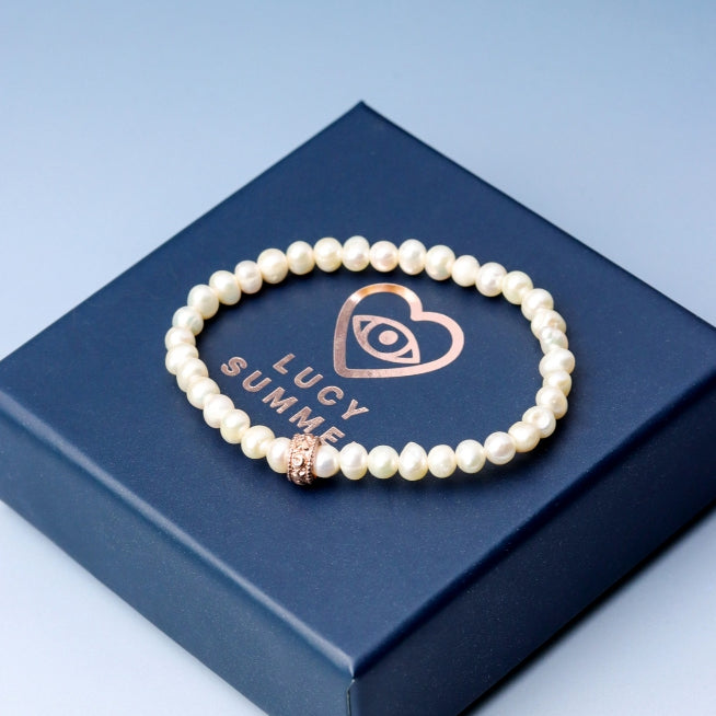 LUCY SUMMER กำไลข้อมือ Pearl ไข่มุกแท้สีขาวงาช้าง เสริมด้วยจี้หัวใจและตัวคั่น Silver 925