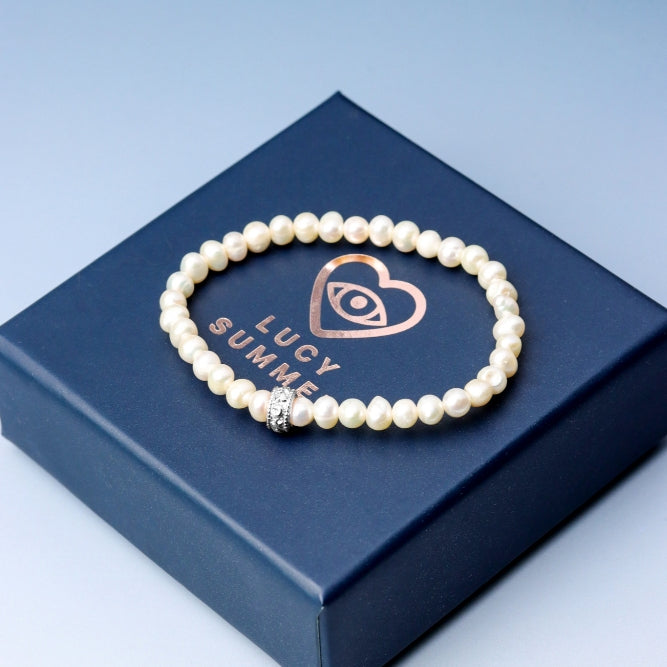 LUCYSUMMER กำไลข้อมือ Pearl ไข่มุก แท้สีขาวงาช้าง เสริมด้วยจี้หัวใจและตัวคั่น Silver 925