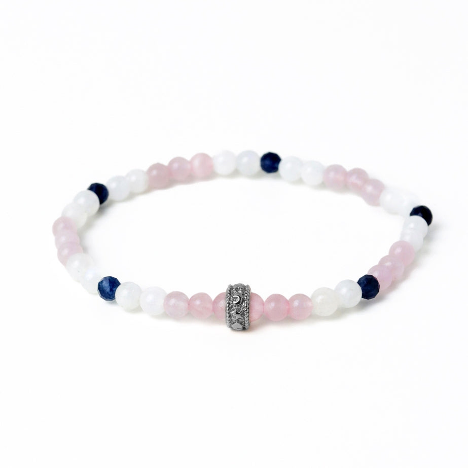LUCY SUMMER กำไลข้อมือหินแท้ Rose Quartz, Moonstone, Blue Sapphire ขนาด 4 mm +จี้ตัวคั่น Spacer