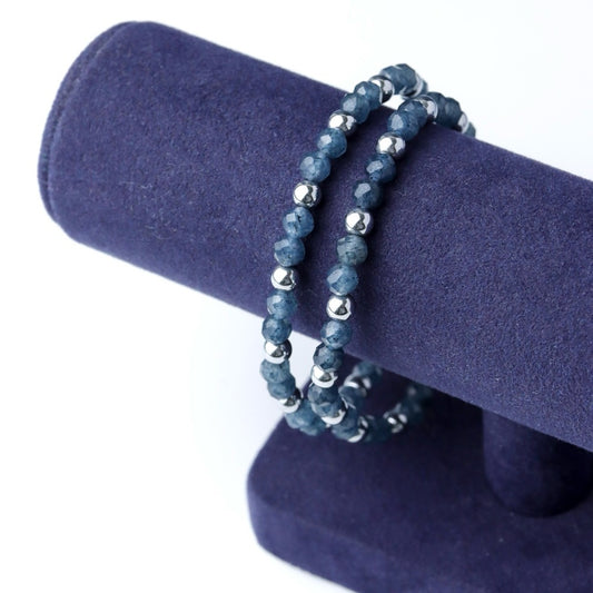 LUCY SUMMER กำไลข้อมือหินแท้ ไพลิน Blue Sapphire คั่นด้วย Silver Hematite ขนาด 4 mm