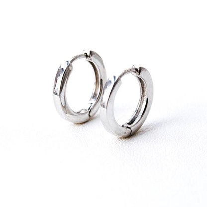 LUCY SUMMER Huggie Hoop Earrings (Silver 925)  เงินแท้ งานของแบรนด์ Lucy Summer
