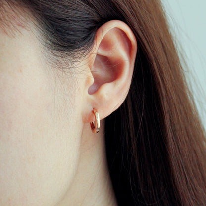 LUCY SUMMER Huggie Hoop Earrings (Silver 925)  เงินแท้ งานของแบรนด์ Lucy Summer