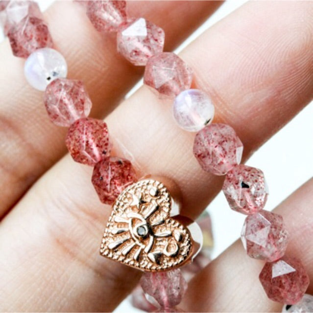 LUCY SUMMER กำไลหิน 6x8 mm Strawberry Quartz เจียรเพชร ร้อยสลับ Moonstone  (กำไลหินแท้ รับประกันหินแท้)