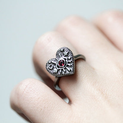 LUNA RING Black แหวนเงินแท้ พลอยแท้รูปหัวใจ