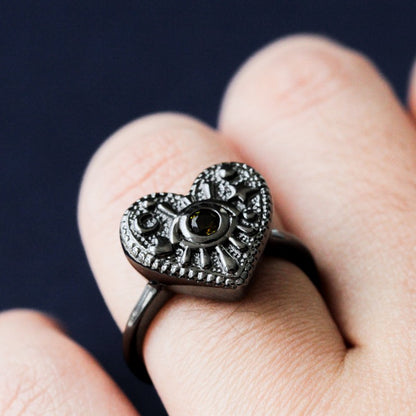 LUNA RING Black แหวนเงินแท้ พลอยแท้รูปหัวใจ