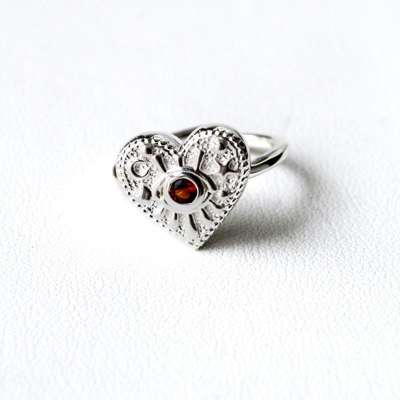 LUNA RING White gold แหวนเงินแท้ พลอยแท้รูปหัวใจ