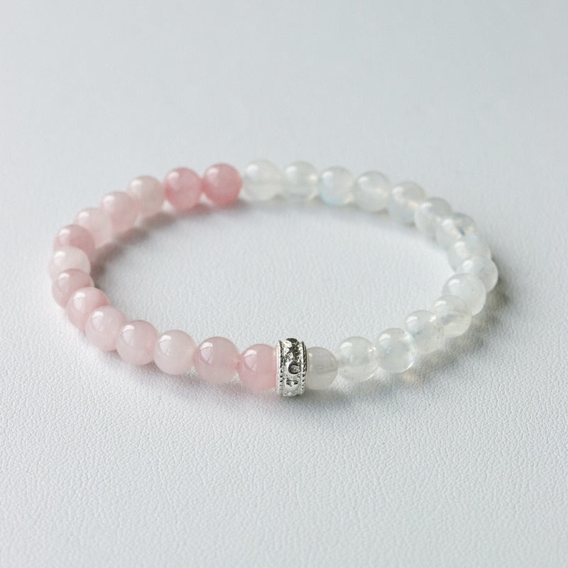 LUCY SUMMER RoseMoon กำไลข้อมือหินแท้ Rose Quartz และ Moonstone ขนาด 6 mm แต่งด้วยจี้ตัวคั่น Spacer เ