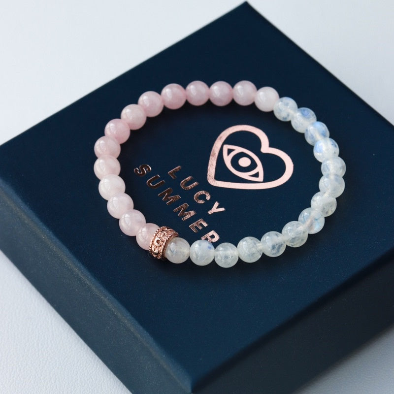 LUCY SUMMER RoseMoon กำไลข้อมือหินแท้ Rose Quartz และ Moonstone ขนาด 6 mm แต่งด้วยจี้ตัวคั่น Spacer เ