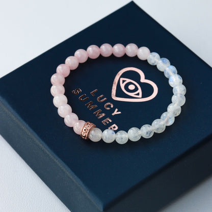 LUCY SUMMER RoseMoon กำไลข้อมือหินแท้ Rose Quartz และ Moonstone ขนาด 6 mm แต่งด้วยจี้ตัวคั่น Spacer เ