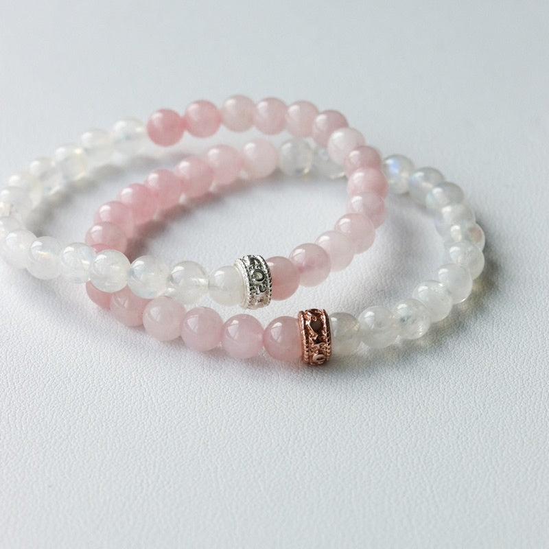 LUCY SUMMER RoseMoon กำไลข้อมือหินแท้ Rose Quartz และ Moonstone ขนาด 6 mm แต่งด้วยจี้ตัวคั่น Spacer เ