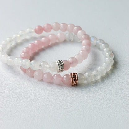 LUCY SUMMER RoseMoon กำไลข้อมือหินแท้ Rose Quartz และ Moonstone ขนาด 6 mm แต่งด้วยจี้ตัวคั่น Spacer เ