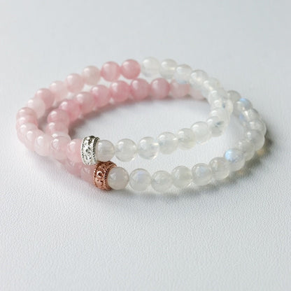 LUCY SUMMER RoseMoon กำไลข้อมือหินแท้ Rose Quartz และ Moonstone ขนาด 6 mm แต่งด้วยจี้ตัวคั่น Spacer เ
