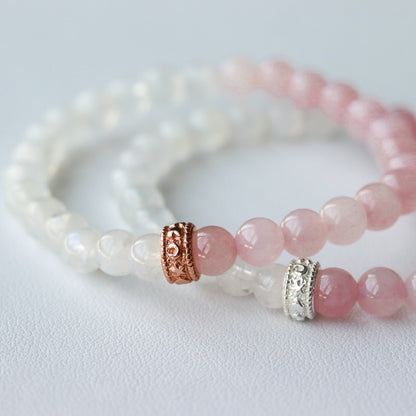 LUCY SUMMER RoseMoon กำไลข้อมือหินแท้ Rose Quartz และ Moonstone ขนาด 6 mm แต่งด้วยจี้ตัวคั่น Spacer เ
