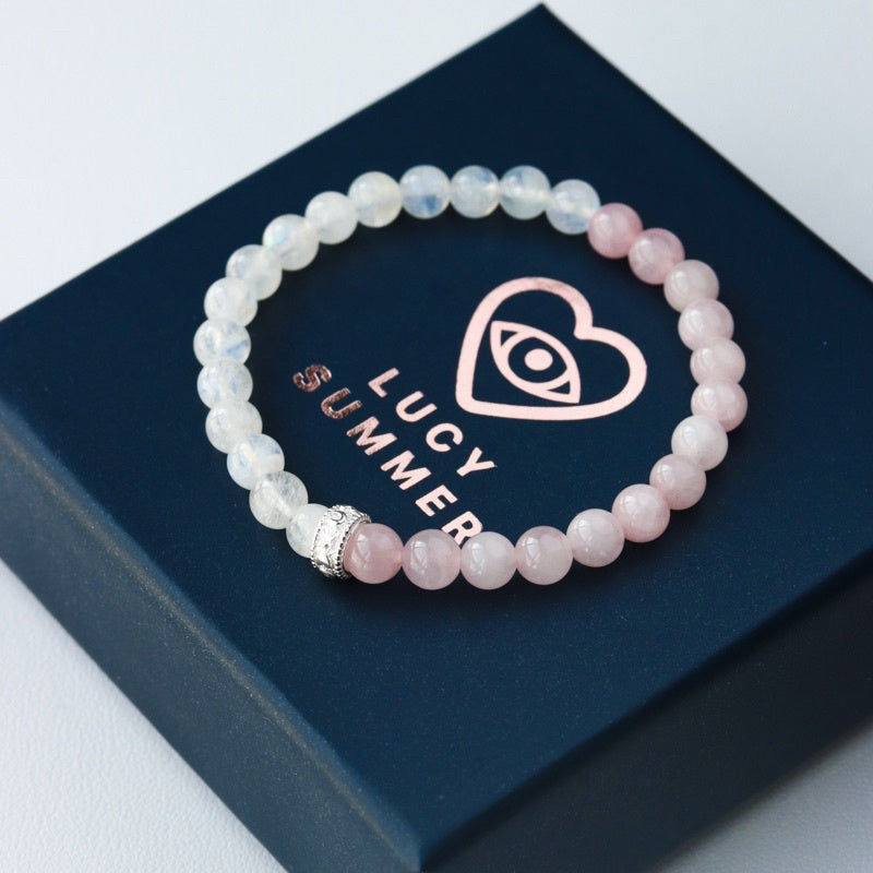 RoseMoon กำไลข้อมือหินแท้ Rose Quartz และ Moonstone ขนาด 6 mm แต่งด้วยจี้ตัวคั่น Spacer