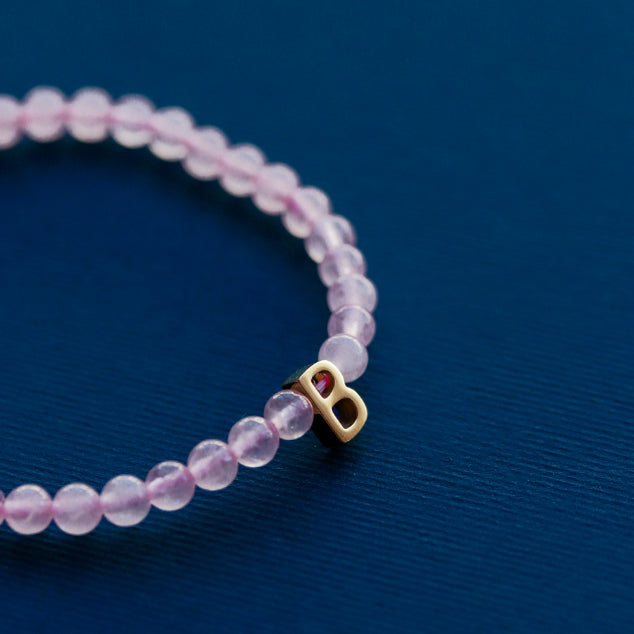 LUCY SUMMER กำไลข้อมือหินแท้ Rose Quartz (โรสควอตซ์) ขนาด 4 mm พร้อมจี้ตัวอักษร Alphabet A-Z