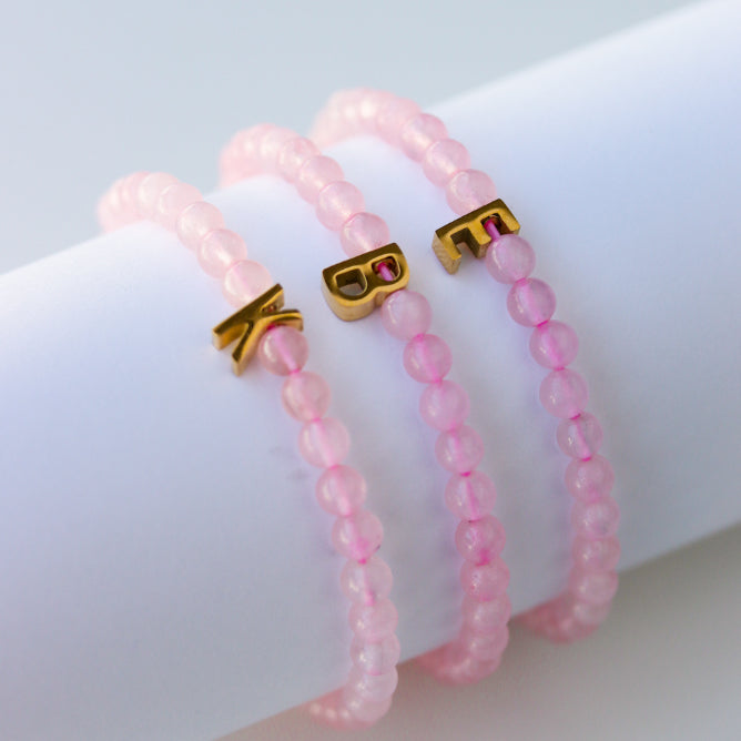 LUCY SUMMER กำไลข้อมือหินแท้ Rose Quartz (โรสควอตซ์) ขนาด 4 mm พร้อมจี้ตัวอักษร Alphabet A-Z