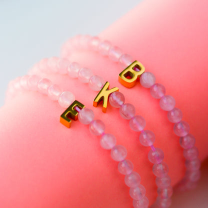 LUCY SUMMER กำไลข้อมือหินแท้ Rose Quartz (โรสควอตซ์) ขนาด 4 mm พร้อมจี้ตัวอักษร Alphabet A-Z