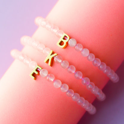 LUCY SUMMER กำไลข้อมือหินแท้ Rose Quartz (โรสควอตซ์) ขนาด 4 mm พร้อมจี้ตัวอักษร Alphabet A-Z