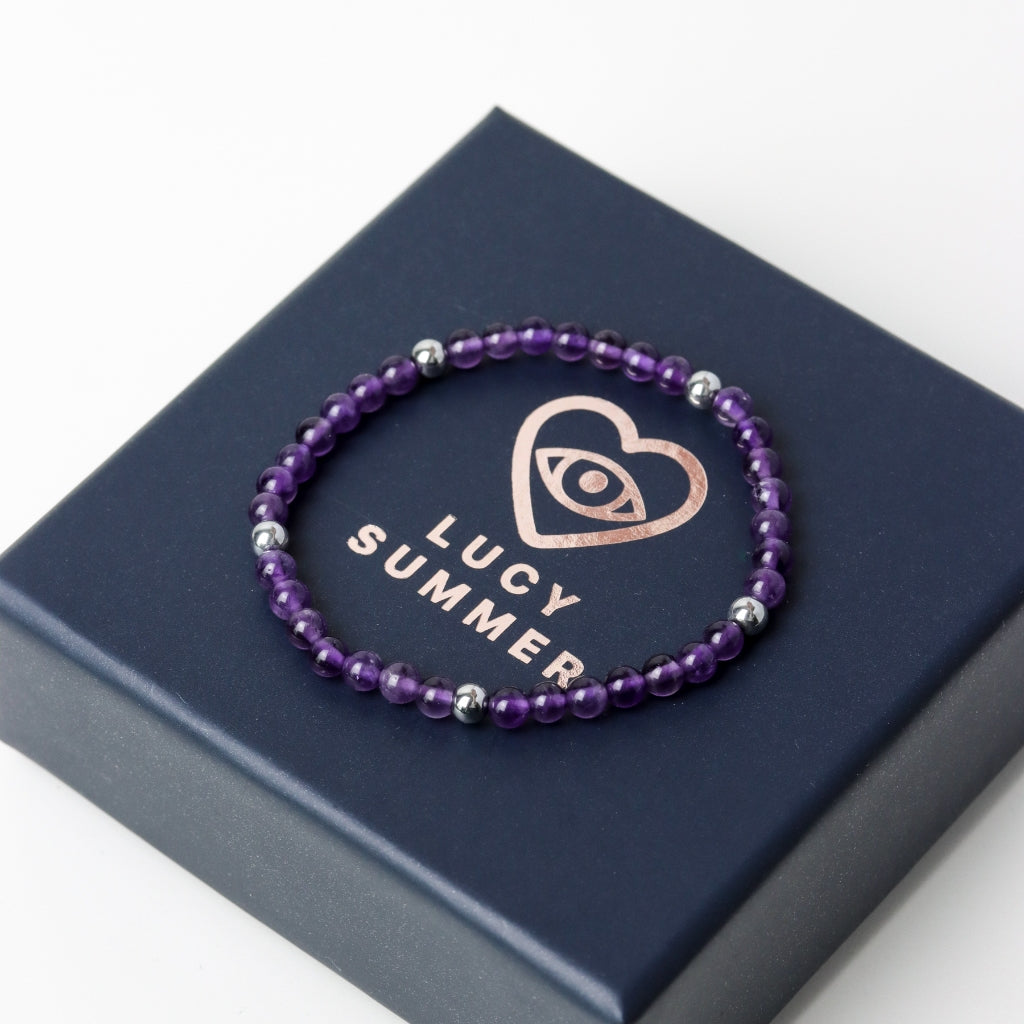 LUCY SUMMER กำไลข้อมือหิน Amethyst คั่นด้วย Hematite หรือ Pyrite ขนาด 4 มม.