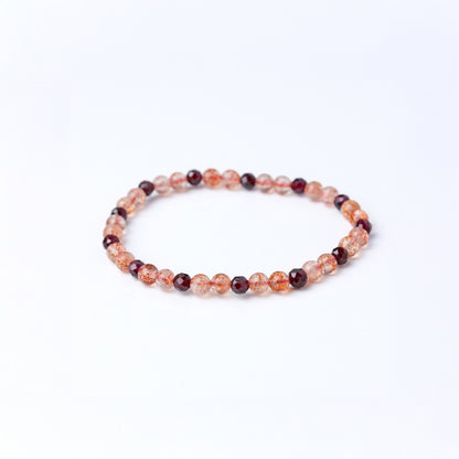 LUCY SUMMER กำไลหินแท้ Sunstone AAAAAAA & Garnet ขนาด 4 มม. — เสริมพลังใจ เปิดรับโชคและความรัก