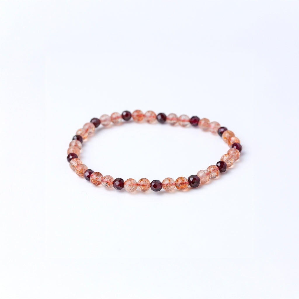 LUCY SUMMER กำไลหินแท้ Sunstone AAAAAAA & Garnet ขนาด 4 มม. — เสริมพลังใจ เปิดรับโชคและความรัก