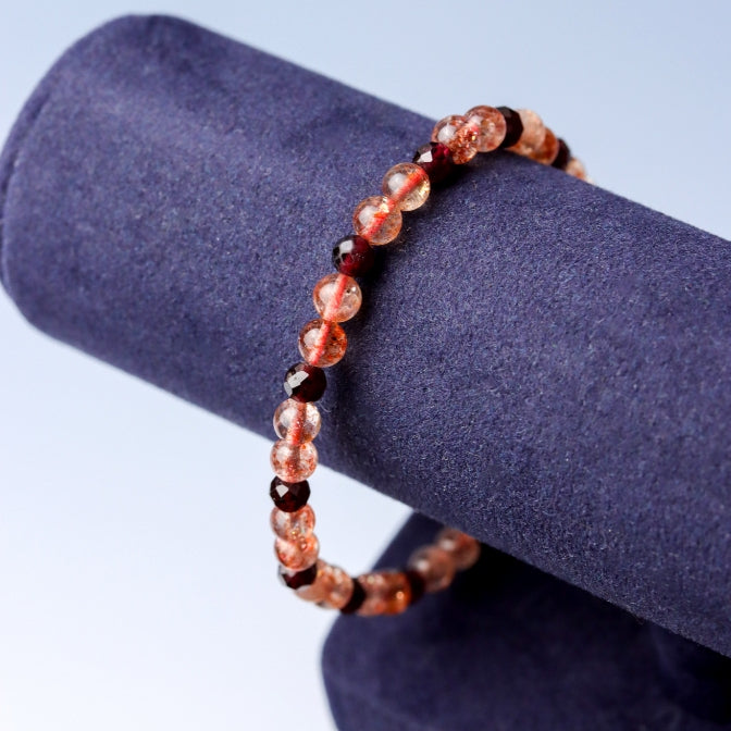 LUCY SUMMER กำไลหินแท้ Sunstone AAAAAAA & Garnet ขนาด 4 มม. — เสริมพลังใจ เปิดรับโชคและความรัก