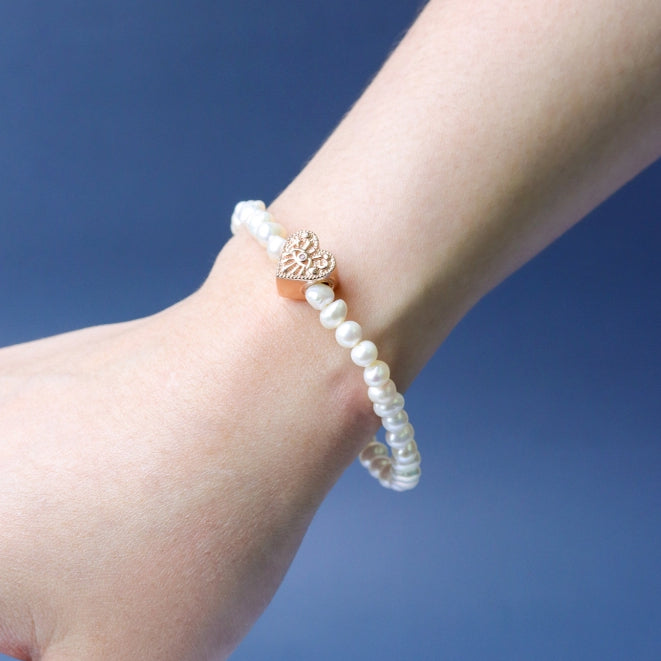 LUCY SUMMER กำไลข้อมือ Pearl ไข่มุกแท้สีขาวงาช้าง เสริมด้วยจี้หัวใจและตัวคั่น Silver 925