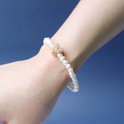 LUCY SUMMER กำไลข้อมือ Pearl ไข่มุกแท้สีขาวงาช้าง เสริมด้วยจี้หัวใจและตัวคั่น Silver 925