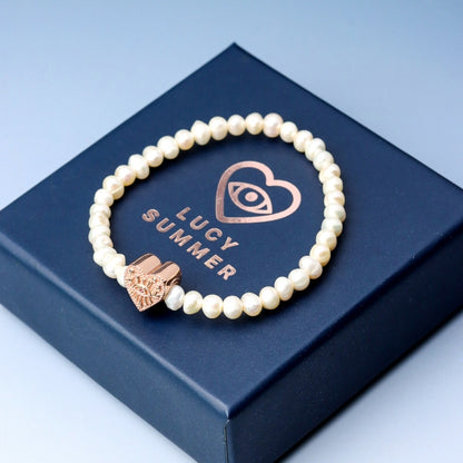 LUCY SUMMER กำไลข้อมือ Pearl ไข่มุกแท้สีขาวงาช้าง เสริมด้วยจี้หัวใจและตัวคั่น Silver 925