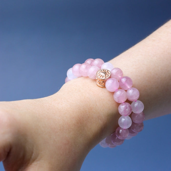 LUCY SUMMER กำไลหินแท้ Rose Quartz Madagascar และ Moonstone ขนาดหิน 8 มม พร้อมจี้เงินแท้