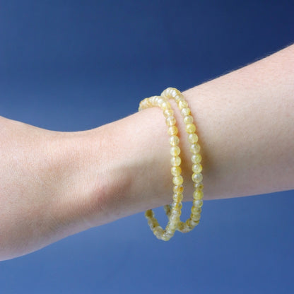 LUCY SUMMER กำไลข้อมือทหินแท้ ไหมทอง (Rutilated Quartz) ขนาด 4 มม.