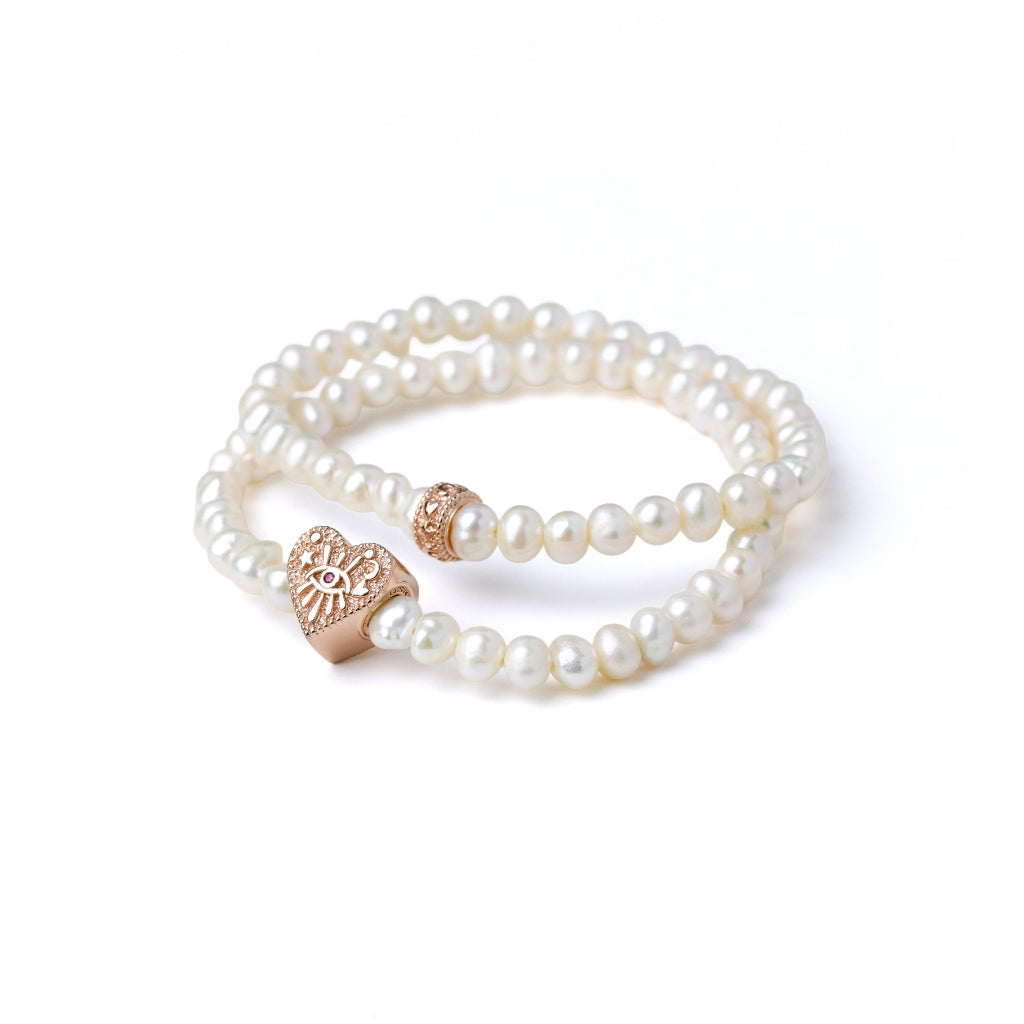 LUCY SUMMER กำไลข้อมือ Pearl ไข่มุกแท้สีขาวงาช้าง เสริมด้วยจี้หัวใจและตัวคั่น Silver 925