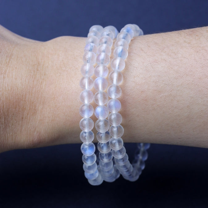 LUCY SUMMER กำไลข้อมือหินแท้ Rainbow Moonstone 6 mm (Premium AAAAAAA)