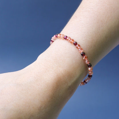 LUCY SUMMER กำไลหินแท้ Sunstone AAAAAAA & Garnet ขนาด 4 มม. — เสริมพลังใจ เปิดรับโชคและความรัก