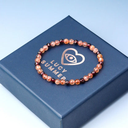 LUCY SUMMER กำไลหินแท้ Sunstone AAAAAAA & Garnet ขนาด 4 มม. — เสริมพลังใจ เปิดรับโชคและความรัก