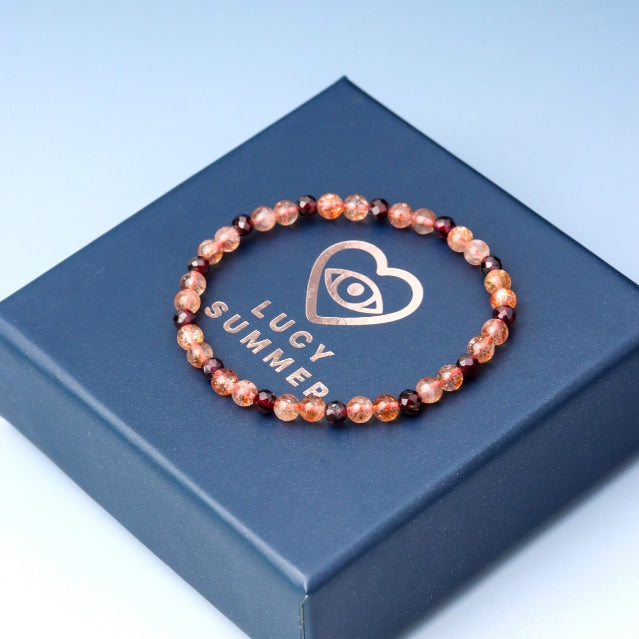 LUCY SUMMER กำไลหินแท้ Sunstone AAAAAAA & Garnet ขนาด 4 มม. — เสริมพลังใจ เปิดรับโชคและความรัก