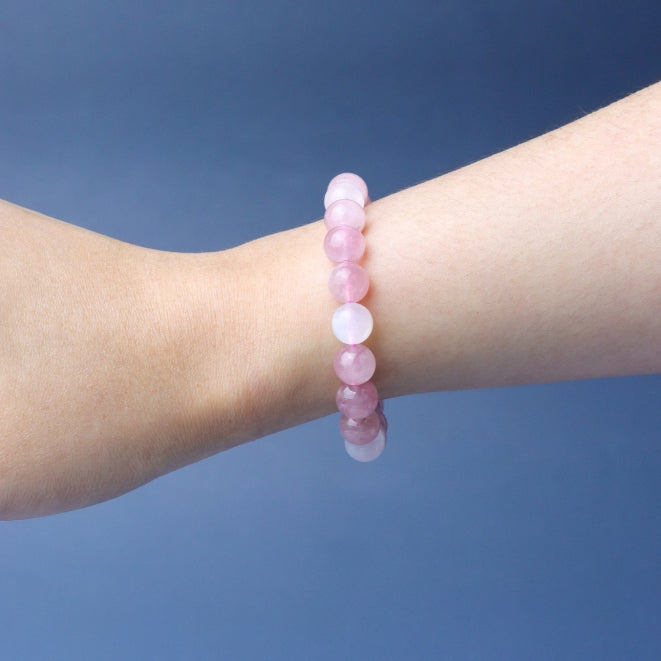 LUCY SUMMER กำไลหินแท้ Rose Quartz Madagascar และ Moonstone ขนาดหิน 8 มม พร้อมจี้เงินแท้