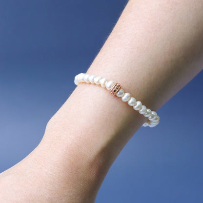 LUCY SUMMER กำไลข้อมือ Pearl ไข่มุกแท้สีขาวงาช้าง เสริมด้วยจี้หัวใจและตัวคั่น Silver 925