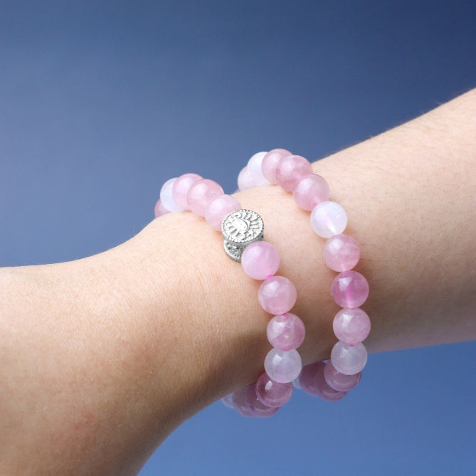 LUCY SUMMER กำไลหินแท้ Rose Quartz Madagascar และ Moonstone ขนาดหิน 8 มม พร้อมจี้เงินแท้